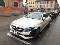 今回は事故に関連する車名／ブランド名の公表について。写真はバンパーから左フェンダーを損傷した「メルセデス・ベンツCクラス クーペ（W205）」。ただし、事故によるものかは不明。2020年フィレンツェ市街で撮影。