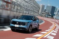 緻密なモーター制御はEVを長く手がける日産ならでは。新型「キックス」では、従来モデルより素早い加速の立ち上がりと、力強く滑らかな車速の伸びを実現している。