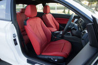 「M240i」のシートはファブリックとアルカンターラのコンビタイプが標準。オプションのレザーシートには赤と黒の2種類が用意される。