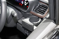 メーターパネルの右側には運転席用の収納式カップホルダーが用意された。