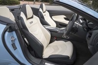 「スポーツプラスシート」と呼ばれるヘッドレスト一体型シートの背もたれには「DBS」ロゴがステッチされている。