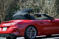 ボタンひとつで、約10秒で自動開閉するソフトトップ。約50km/h以下であれば、走行中でも操作が可能だ。