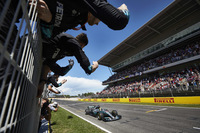 タイヤのパフォーマンスを引き出せないという課題に対応すべく、マシンの減量や空力のリファインなどを大々的に行ってきたメルセデス。大きくえぐられたような特徴的な空力パーツをノーズ下に装着したアップデート版「W08」を駆り、ハミルトン（写真）がポール・トゥ・ウィンを達成した。アップデートの成果は発揮されたが、フェラーリとの力の差はほんのわずか。バルテリ・ボッタスを交えてのチームプレイやピット作戦、そして最後はドライバーの力走と、総力戦で得た勝利だった。（Photo=Mercedes）