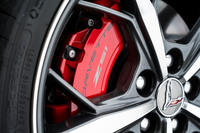 ブレーキは、前がφ345mmのディスクに2ピースの4ピストンキャリパー、後ろがφ350mmのディスクにモノブロックの4ピストンキャリパーの組み合わせだ。