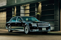 1997年以来となるフルモデルチェンジを受けた「トヨタ・センチュリー」。通算3代目となる新型では、5リッターV8エンジンにモーターを組み合わせたハイブリッド機構を採用した。