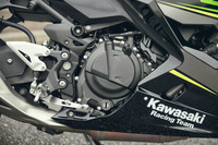 エンジンは、高さを抑えるべく20度前傾した上で搭載されている。スムーズな吹け上がりと、低回転域における豊かなトルクが持ち味となっている。