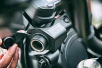 防風効果の高いウインドスクリーンやナックルカバー、時計、12VのDCソケット、そして大型のアルミ製リアキャリアと、ツーリングに便利な装備が充実している。