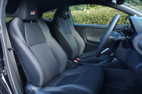 「GRヤリスRS」には、ファブリック表皮のスポーツシートが装備されている。内装色はブラックのみの設定。普段使いもできる仕立てだ。