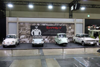 TOYOTA GAZOO Racingのブースの一角に開設された「モリゾウガレージ」。モリゾウこと豊田章男会長が少年だったころに街を闊歩（かっぽ）していたクルマが、メーカーの枠を超えて展示されていた。