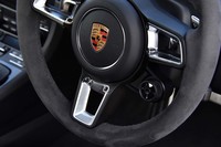 ステアリングホイールのセンター右下には、ダイヤル式の走行モードセレクターがレイアウトされる。