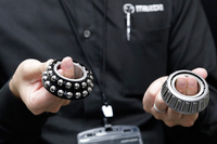 新型「CX-5」では、トランスファーとリアデファレンシャルのすべての軸受けを、テーパーローラーベアリング（写真右）からボールベアリング（同左）に変更。抵抗によるエネルギー損失を抑制している。