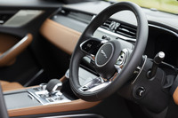 2021年モデルでステアリングホイールやダッシュボードのデザインが変更された「F-PACE」。センターコンソールの中央にタッチ式の11.4インチディスプレイを配置する。