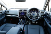 上級グレード「リミテッド」のインストゥルメントパネルまわり。ダッシュボードにステッチが施されたほか、センタークラスターのデザインも変更された。