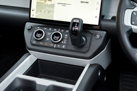 シフトセレクター左の「EV」ボタンがPHEV専用装備。「ハイブリッド」「EV」「セーブ」からパワートレインのモードを選べる。