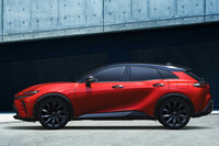 バタくさい「スポーツ」は、既存のクラウンユーザーには少ない、若い世代を取り込むことを使命としたモデルだろう。