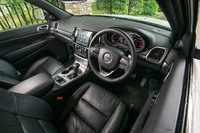 高級車ならではの上質なインテリア。モダンなデザインだが、オフロード車に求められる走行感覚の分かりやすさ、視界の広さもおろそかにはされていない。