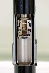 こちらはショーワのショックアブソーバー「SFRD」の新製品。筒内にオイルのバイパス流路を設けることで、走行時の微振動やロードノイズを低減させる。写真はそのカットモデル。