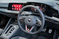 ステアリングホイールは握りの部分にパンチングレザーが巻かれる。スポークのボトム部分には「GTI」バッジがあしらわれる。