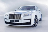 新型「ロールス・ロイス・ゴースト」。「ファントム」より小型ではあるが、全長は5546mmの雄大な車体を誇る。