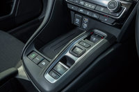 センターコンソールに備わるシフトセレクターは、現行型「レジェンド」で導入が開始されたスイッチ式。走行モード「ECON」「SPORT」「EV」のオン／オフスイッチもここに備わる。