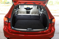 リアシートは左右個別に、荷室内のリモコンレバーを使用してワンタッチで倒すことができる。リアシートのバックレストをすべて倒せば、最大で1648リッターにまで荷室容量を増やせる。