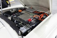 タジマモーターコーポレーションが新たに開発したオンボードユニット「UFXモーター」はエンジンルームにすっぽりと収まるコンパクトなつくり。「メルセデス・ベンツ280SL」だけでなく、ほかのヴィンテージカーにも搭載できる可能性があるという。