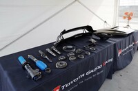 「GRMNヤリス」のために開発された専用パーツの数々。トランスミッションには実戦での使用を意識したギアが組み合わされている。