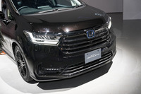 フロントまわりではボンネットの厚みを増してグリルを大型化。さらにヘッドライトを薄型化している。