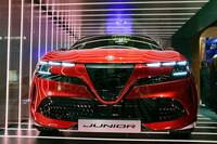 展示用のプレートは早くも「Junior」になっていた。普段はファッション用のショーウィンドウなので、前面はガラス越しの撮影を強いられた。