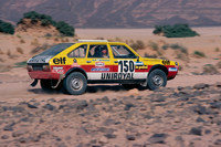 1982年の大会において、砂漠を行く「ルノー20」。当初のダカールラリーは、市販車に近い車両によって競われていた。