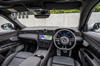 ブラックのレザーを基調にレッドのステッチでスポーティーな印象に仕立てられた「グレカーレ トロフェオ」のインテリア。大型の液晶パネルを上下に2枚組み合わせたセンターディスプレイが目を引く。