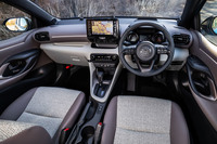 インテリアの基本デザインは、ハイブリッドモデルと同じ。スマートフォンとの連携が可能なディスプレイオーディオと車載通信機は「ヤリス」全車に標準装備、TV＋Apple CarPlay＋Android Autoはオプションとなる。