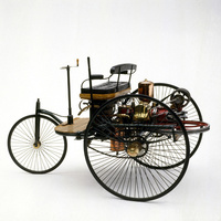 世界初のガソリン自動車であるカール・ベンツの「パテント・モートルヴァーゲン」（1886年）。エンジンは乗員の後ろ、後軸の上に搭載されていた。