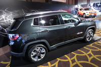 特別仕様車「ローンチエディション」には「パワーリフトゲート」と「デュアルペインパノラミックサンルーフ」が標準で備わる。