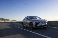 フロントに積まれる駆動用モーターは従来比で23PSアップの最高出力227PSを発生。パワーをアップしただけでなく、低粘度オイルの採用などによって電力損失を大幅に低減している。