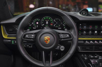 高解像度の12.65インチディスプレイを用いたメーターパネルの数字は「ポルシェ356」をほうふつさせるグリーンで、スケールラインと針はホワイトとなる。