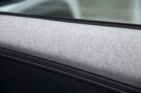 ドアトリムのアッパー部分にはペットボトルのリサイクル材を使った繊維が使われる。空気を含んでいるかのようなふわりとした質感が面白い。