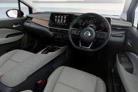 「ノート オーラ」のインテリア。木目調パネルやツイード調の織物を用いて、高級感を演出したという。