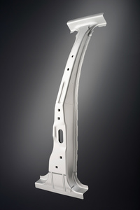 固い超高張力鋼板を複雑な形に成形するため、加工技術も進歩した。写真は熱間圧延形の超高張力鋼板が用いられた、「メルセデス・ベンツBクラス」（2007年モデル）のBピラー。