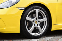 19インチの「ケイマンSホイール」。26万円のオプションとして提供される。非装着車のホイールサイズは18インチ。