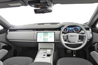 「レンジローバーSVビスポーク1858エディション」のインストゥルメントパネルまわり。外装同様、インテリアもシンプルに徹した静謐（せいひつ）なデザインとなっている。