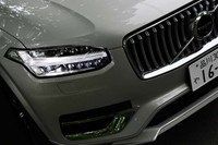 特徴的なデザインの「XC90」のヘッドランプ。北欧神話に登場する神が持つ「トールハンマー」をモチーフにした意匠が採用されている。