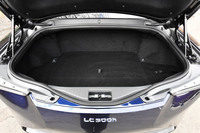 「LC500h」の荷室容量は172リッター。フロアにはネットなどを用いて荷物を固定できる、格納式のフックが4つ設置されている。