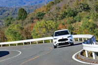 試乗車の「ZR-V」には、車体に発生する振動を吸収し、快適性と操縦安定性を向上させるパフォーマンスダンパーも装備されていた。