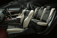 空間効率に優れる「GA-K」プラットフォームをベースとするだけに、車内空間に不満を覚える箇所はない。レクサス製クロスオーバーSUVに共通する、ルーフの頂点を後席の直上に持ってくるボディー形状もあって、後席でも頭まわりに圧迫感を覚えることはない。