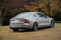 FFベースでありながら、ロングノーズ・ショートデッキなデザインでFR車のように見えるのは、最新のボルボ車に共通するポイントだ。