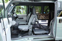 今回試乗した「L4」グレードで、リアシートを倒し荷物を積み込んだ様子。最大積載容量は2525リッター。2人乗車時の荷室長は1495mmとなる。1230mmの助手席側開口部高と1580mmの同開口部幅は、「N-VAN e：」の全車に共通する。