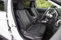 シートの表皮はファブリック。オプションで、電動調節機構を持つ本革シート（22万6800円）も用意される。