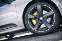 前後ホイールのサイズは標準で20インチ。試乗車はオプションの21インチホイール（写真）を装着していた。