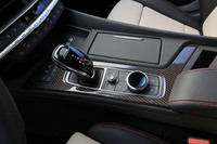 センターコンソールに配されたシフトセレクター。トランスミッションは10段ATで、100km/h巡行時のエンジン回転数は1300-1400pmに抑えられている。